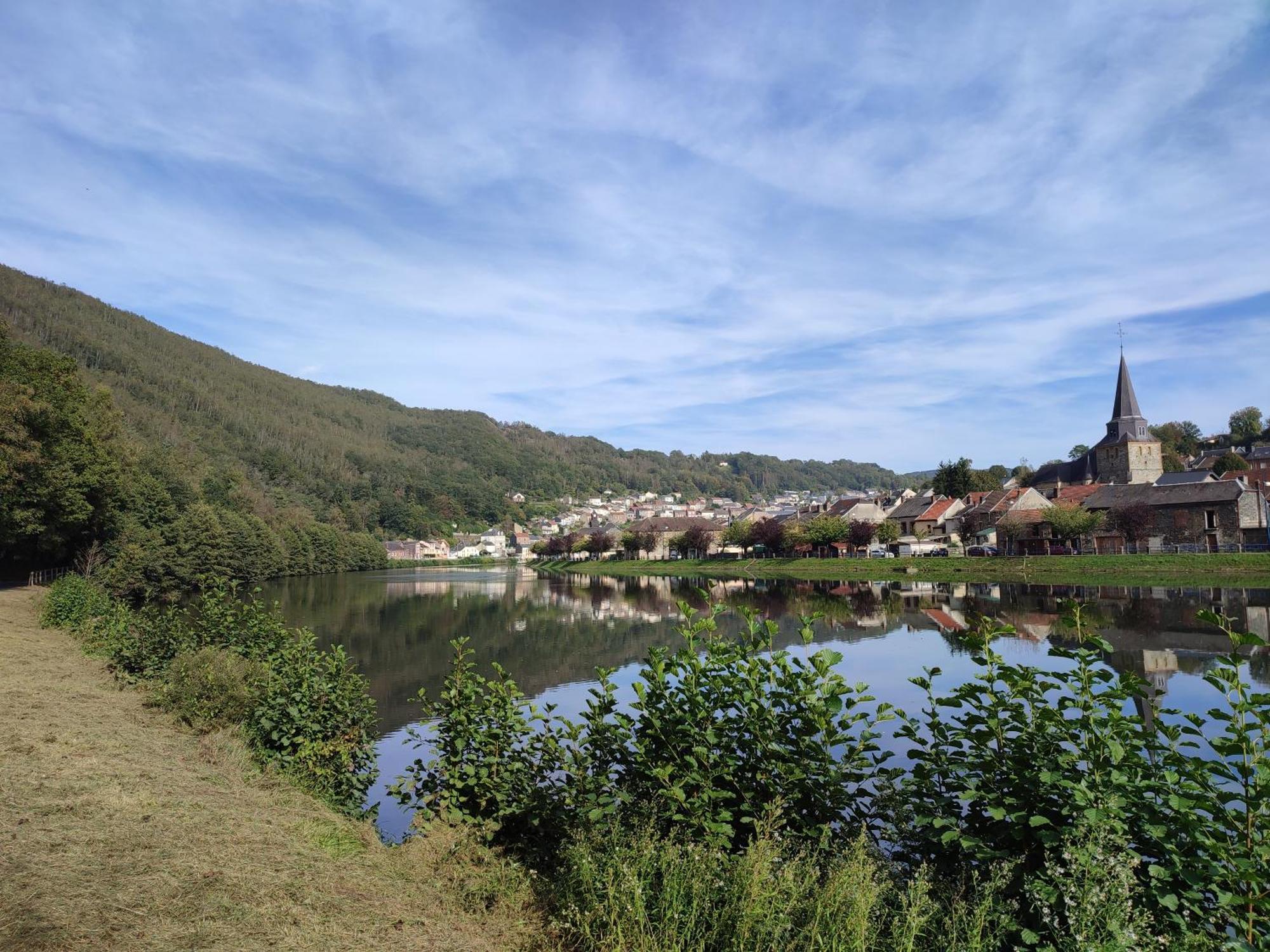 Entre Meuse Et Foret Revin  Bagian luar foto