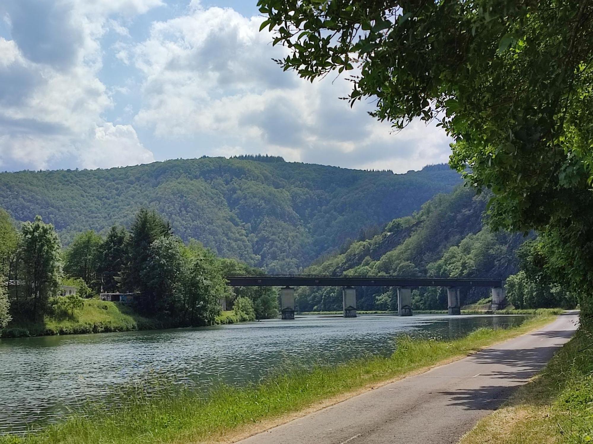 Entre Meuse Et Foret Revin  Bagian luar foto